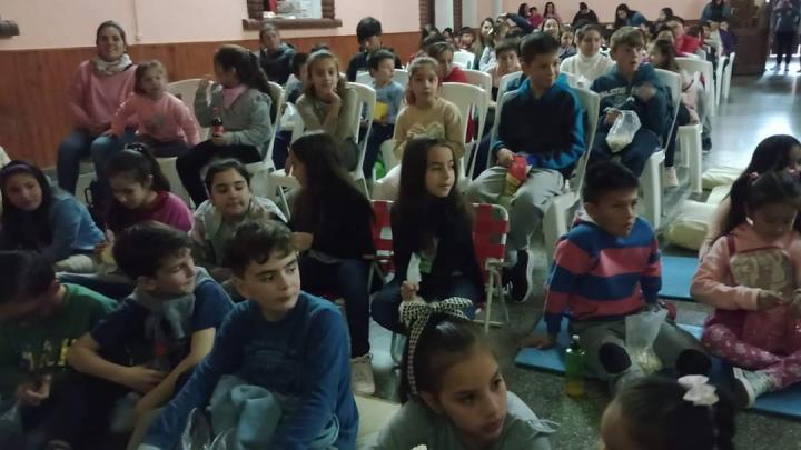 Mas de 170 niños en una excelente tarde de cine en Alejandra 