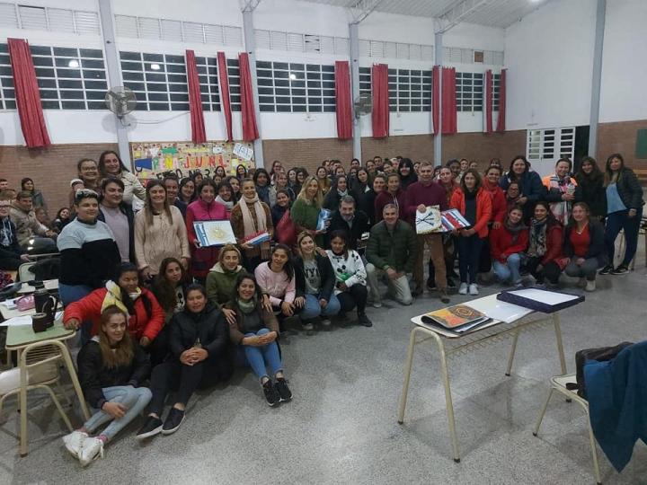 El Senador Kaufmann donó Banderas de Ceremonias nacionales y provinciales a la Escuela de Enfermería del departamento Garay