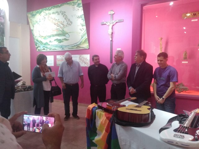 El Ministro de Cultura y el Senador Baucero visitaron el museo y obsequiaron instrumentos musicales