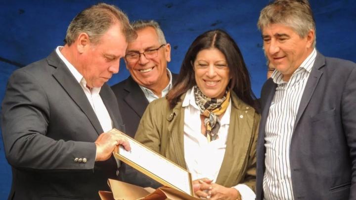 Fabián Bastia y Clara García en la Expo Rural San Javier entregaron Declaración de Interés de Cámara de Diputados