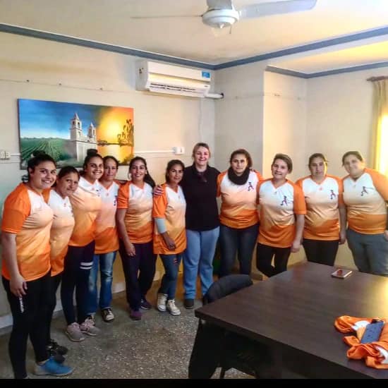 Santa Rosa: Natalia Galeano entregó camisetas a jugadoras del equipo 