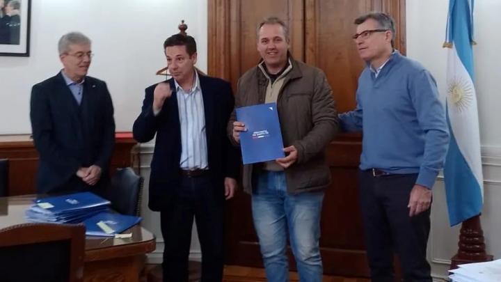 Cayastá: Edgardo Berli participó de la firmas de convenios del Programa Municipal de Inversiones