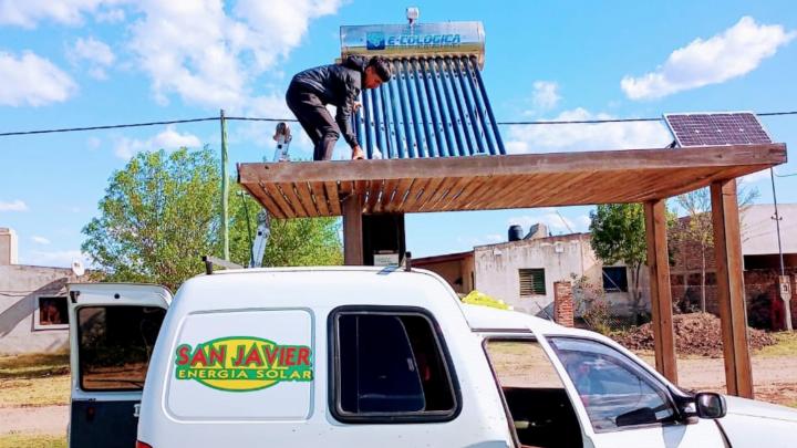 La Brava: Tareas de mantenimiento en el playón deportivo de la localidad