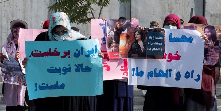 El Gobierno talibán disolvió a balazos una manifestación de mujeres en Kabul