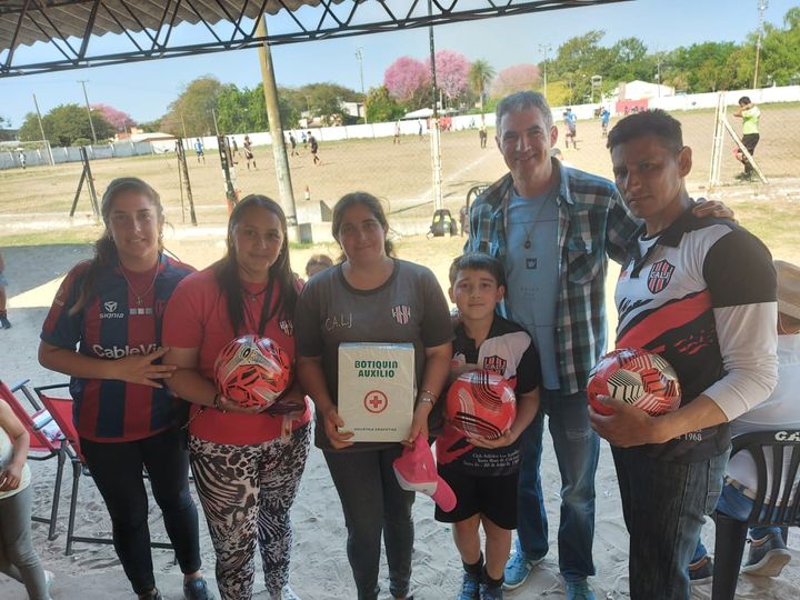 Santa Rosa: Carlos Kaufmann regaló pelotas a los más pequeñitos del Club Los Juveniles