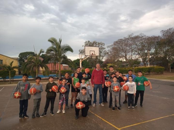 Santa Rosa: Carlos Kaufmann entregó aportes del Senador Kaufmann a la Escuela de Básquet local