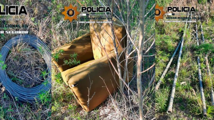 Romang: La policía encontró chapas, caños de acero, rollos de alambre y un sofá en un descampado