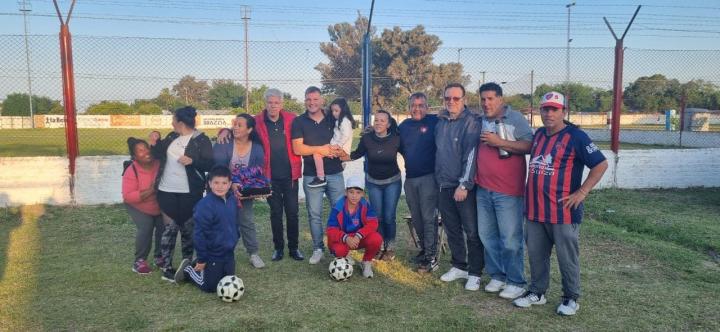El Senador Baucero y el Concejal Eduardo Baucero entregaron aportes a la Subcomisión de Fútbol Infantil del Club Central
