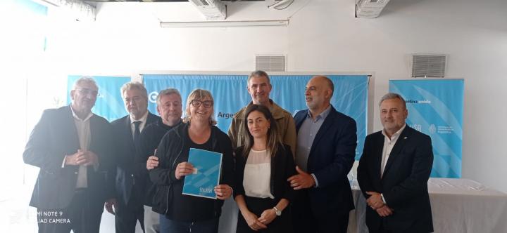 Santa Rosa: Natalia Galeano firmó convenio  para la obra de redes cloacales