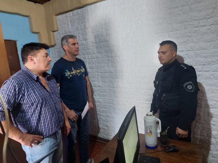 Saladero: Carlos Kaufmann y el Presidente Comunal entregaron aportes a la fuerza policial local