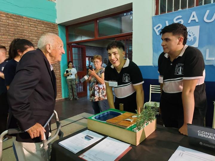 Helvecia: El Senador Kaufmann visitó la Expo Técnica 2022 de la Escuela N° 457 