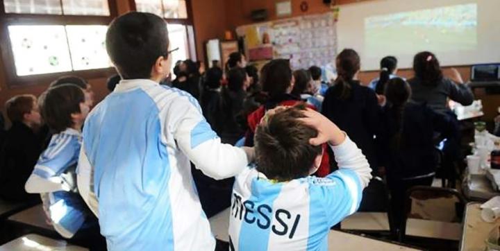 En las escuelas de Santa Fe se podrá ver el Mundial pero piden trabajarlo en las aulas