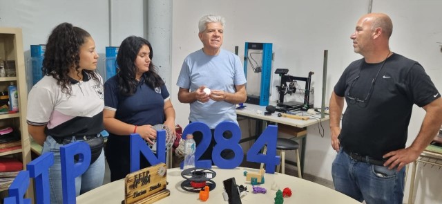 El Senador Baucero visitó la Expo Técnica de la Escuela Técnica N° 284