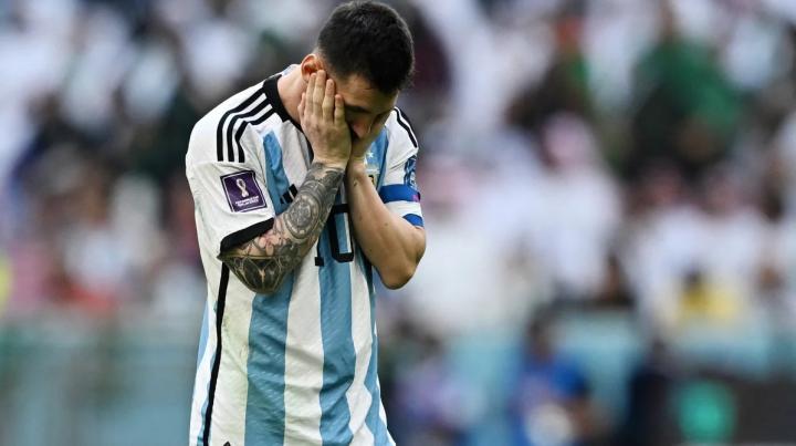Argentina sufrió una derrota impensada en su debut y se quedó sin margen de error en la Copa del Mundo
