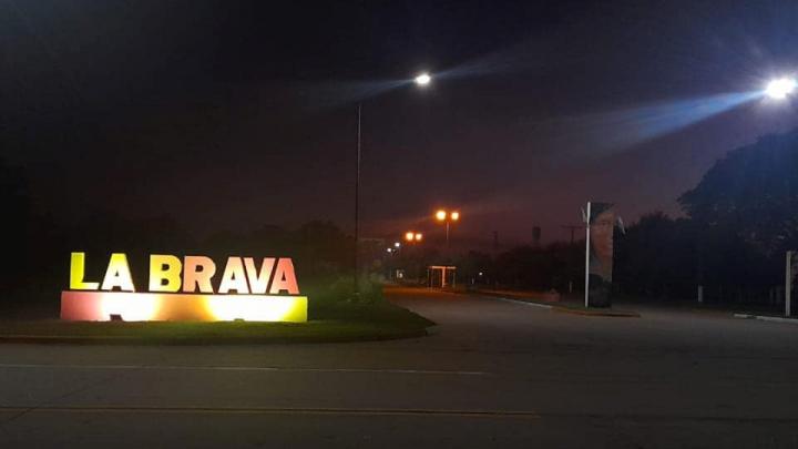 La Brava: Obras de mantenimiento y mejora en la iluminación de los accesos y avenida principal local