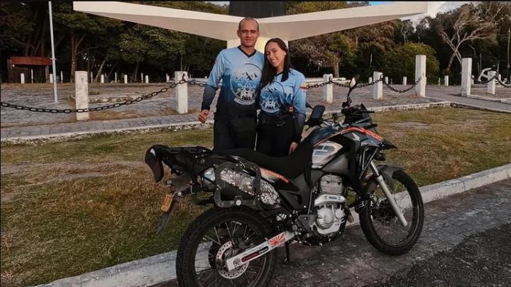 Una pareja que viaja por Sudamérica desde marzo llegó a la Argentina y horas después les robaron la moto
