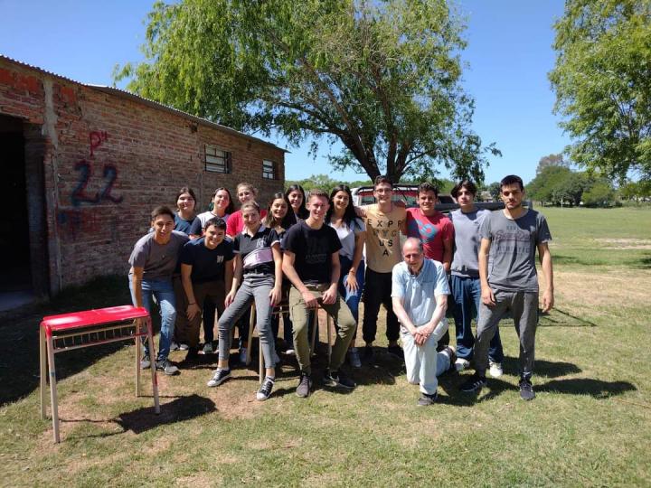 Helvecia: alumnos de la escuela técnica entregaron parrillas a la parroquia 