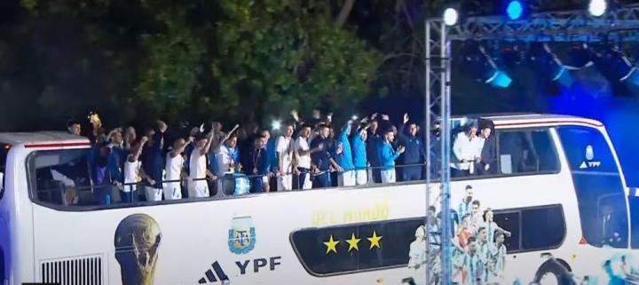 La selección Argentina llegó al país con la Copa del Mundo y fue recibida por una multitud
