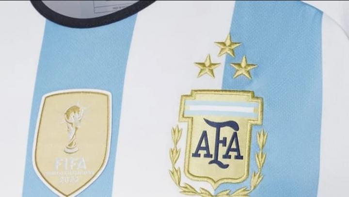 Furor por la Selección: hoy comienza la venta de la camiseta de Argentina con las 3 estrellas