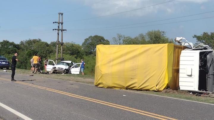 Choque y vuelco con camión y automóvil involucrados en Colonia Francesa 