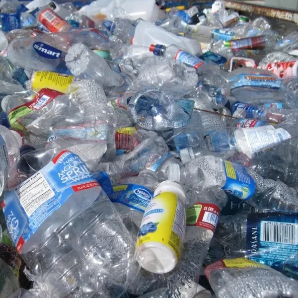 Se producen más de 450 millones de toneladas de plástico por año y continúa aumentando