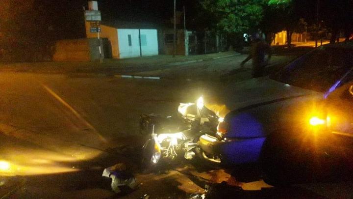 Fuerte choque entre auto y moto en barrio Federal de San Javier 