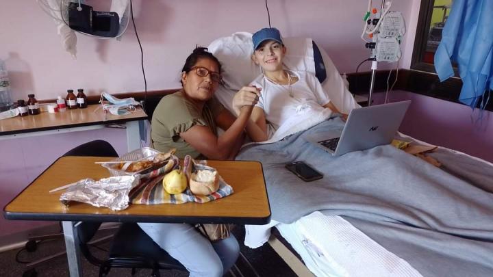 Juan y su abuela Luisa en el Hospital 