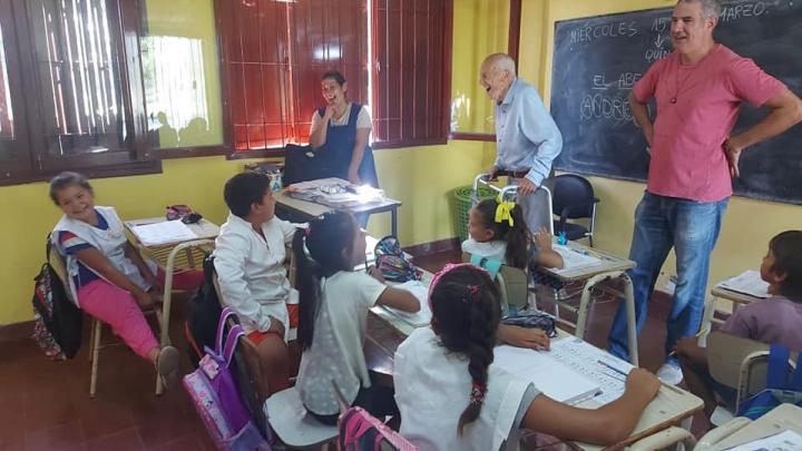 Paraje Los Cerrillos: El Senador Kaufmann entregó aportes económicos a la Escuela Rural Multigrado 