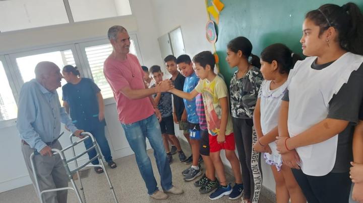 Helvecia: El Senador Kaufmann entregó aportes a la escuela de Barrio Santa Teresita