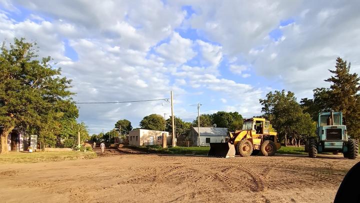 Alejandra: Continúan las obras de desagüe con una motoniveladora renovada