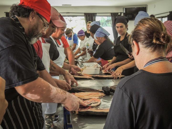 Siguen las capacitaciones en San Javier: esta vez se dictó un curso de cocina de pescado