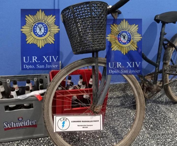 San Javier: La policía los detuvo cuando se robaban un cajón de envases y una bicicleta