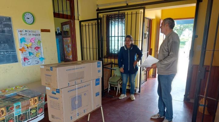 Los Cerrillos: Carlos Kaufmann entregó un  aire acondicionado a la Escuela Rural Plurigrado 