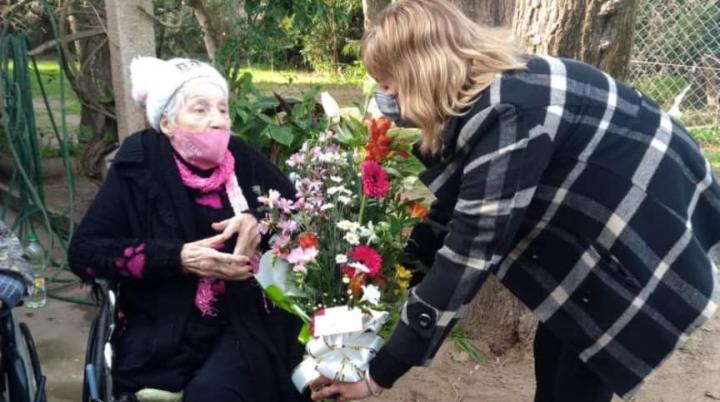 Santa Rosa: Natalia Galeano saludó a la señora Elsa Stehli al cumplir sus 100 años 