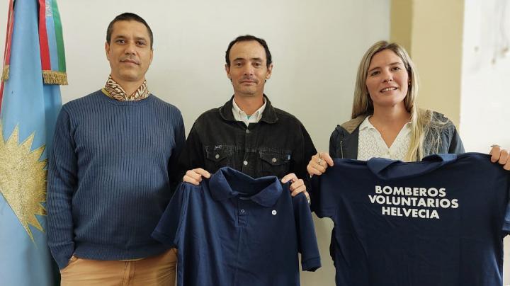 Helvecia: La Presidente Comunal Vito Weiss Ackerley entregó uniformes a los Bomberos Voluntarios