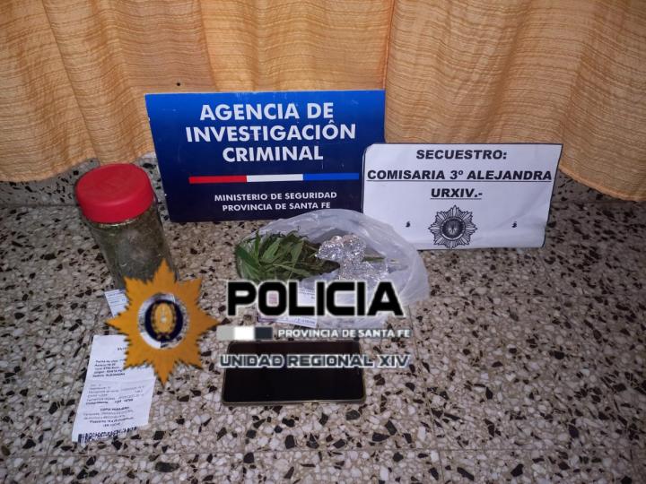 Alejandra: se bajó del colectivo con un frasco y otro paquete con marihuana 