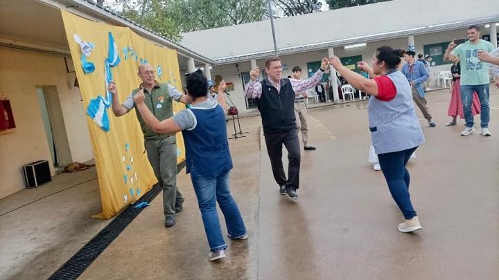 El Senador Borla recorrió varias localidades por el 25 de Mayo