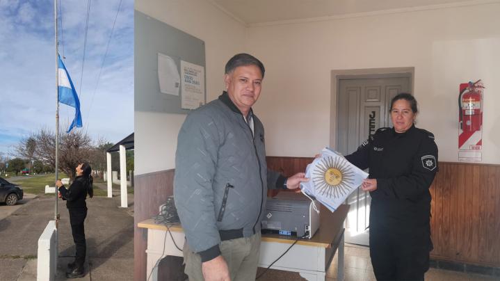 La Brava: Miguel Reginelli entregó una nueva bandera a la comisaría local