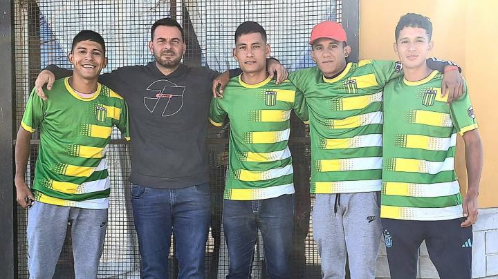 Norberto Ruscitti despidió a jugadores del Club Huracán que viajan a probarse para la Copa Santa Fe