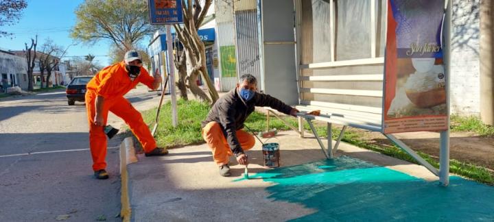 Pintura de garitas y mantenimiento urbano en paradas de colectivos