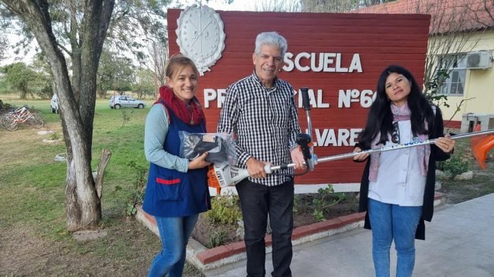 El Senador Baucero visitó la escuela N°6085 