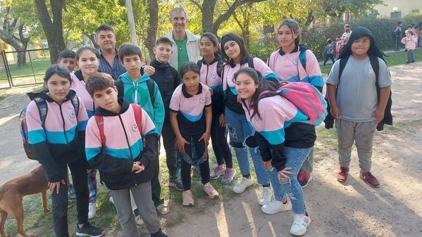 Saladero: El Senador Kaufmann y el Presidente Comunal apoyando alumnos de la Escuela N° 6101