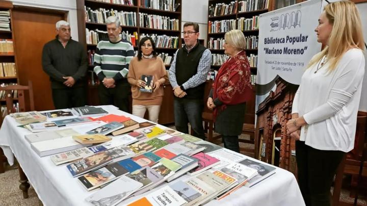 El Senador Borla entregó libros a la Biblioteca Popular “Mariano Moreno”