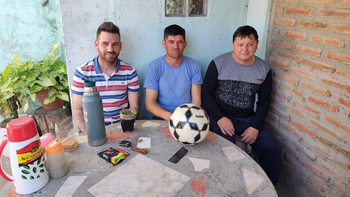 Oscar Dolzani visitó Los Jacintos y entregó una pelota de fútbol para la comunidad