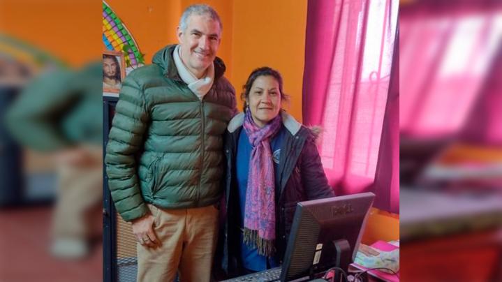 Paraje Los Cerrillos: El Senador Kaufmann entregó una computadora a la Escuela Rural