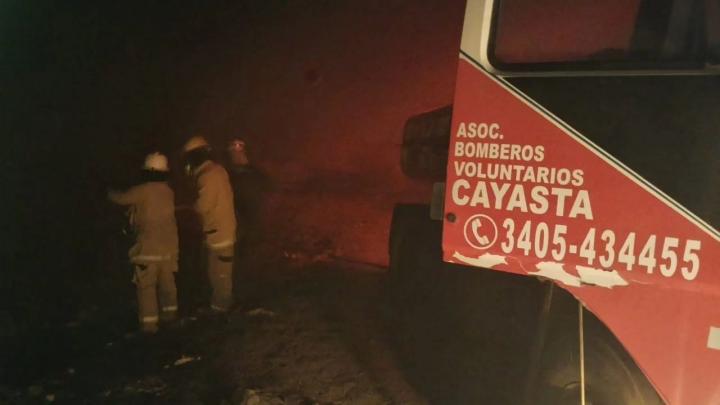 Helvecia: La Comuna y los Bomberos Voluntarios de Cayastá enfrentaron un incendio en el basural local