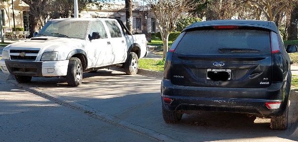 San Javier: autos abandonados en la plaza central de la ciudad 