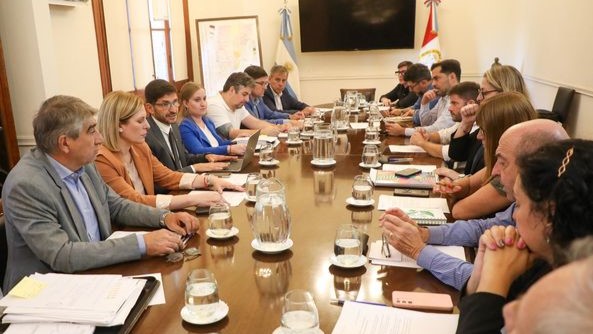 El gobernador Maxi Pullaro  encabezó la primera reunión del Gabinete Social