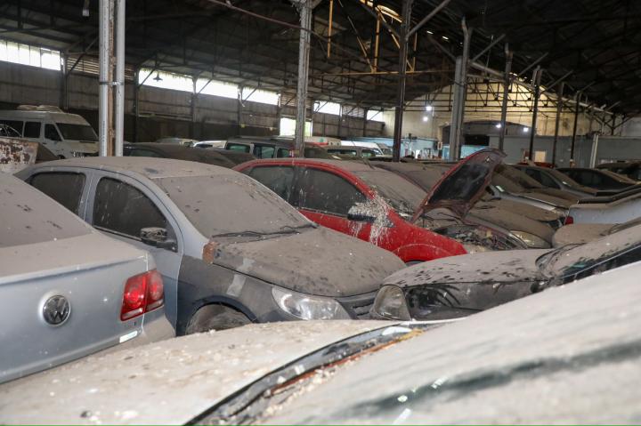Cementerio de autos”: Provincia pone en condiciones vehículos oficiales abandonados