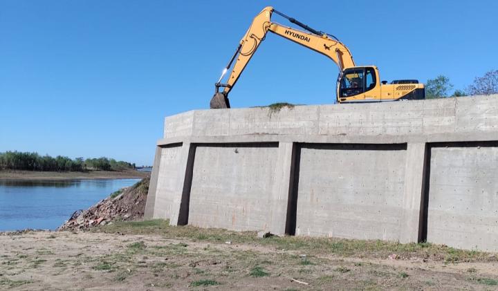 Sigue la obra de defensa y futura costanera en Alejandra 